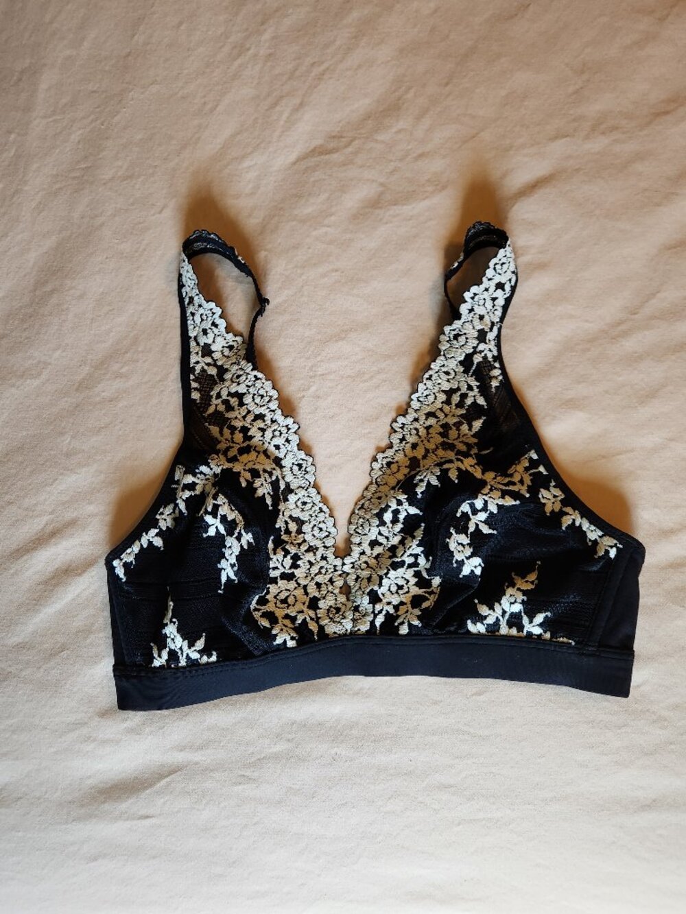 Women's Embrace Lace Soft Cup Wireless Bra Lingerie 852191 Size 36